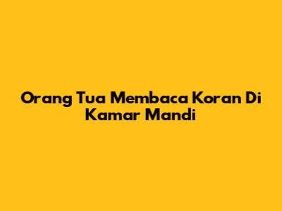 Orang Tua Membaca Koran Di Kamar Mandi